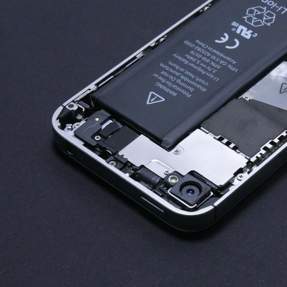 Batería dentro de un celular abierto