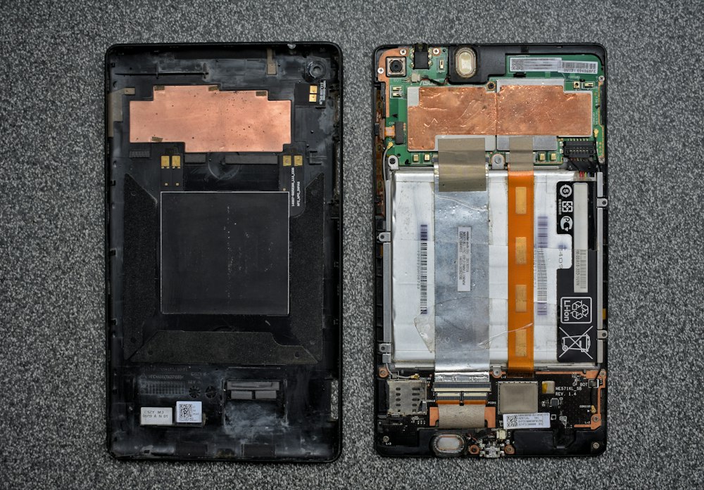 Celular abierto en dos mitades con el módulo de cámara a la vista
