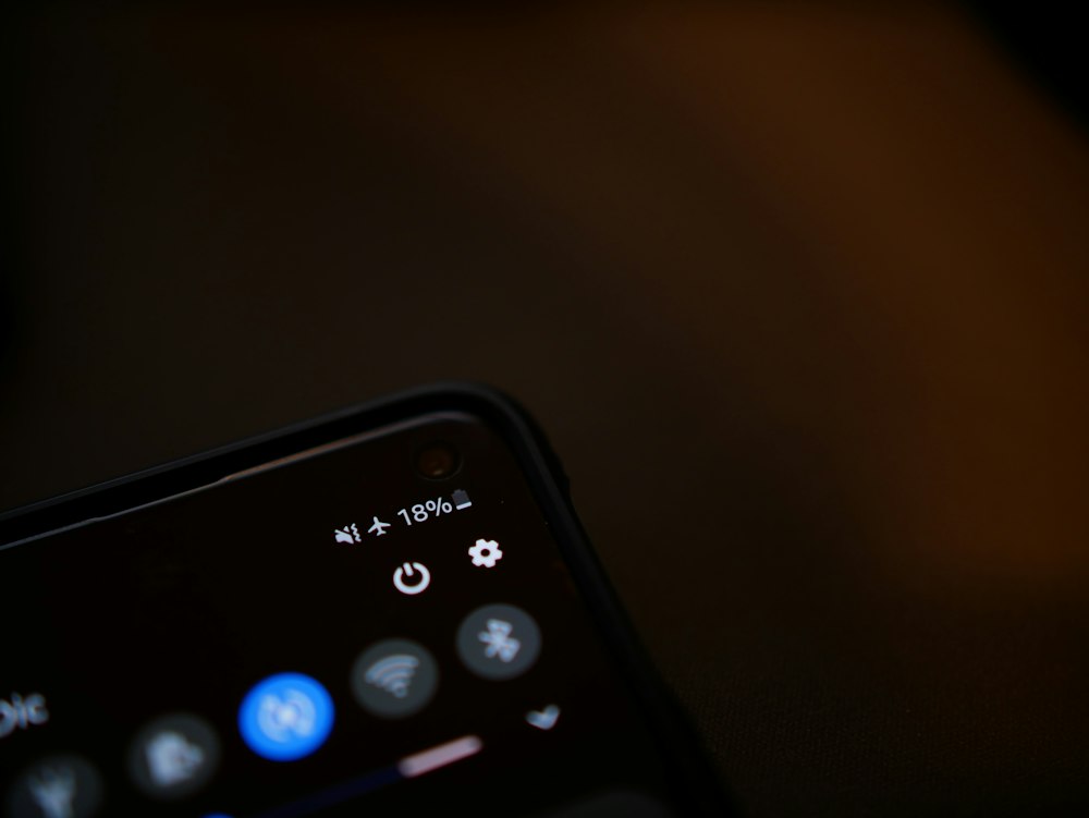 Menú de ajustes rápidos en la pantalla de un celular