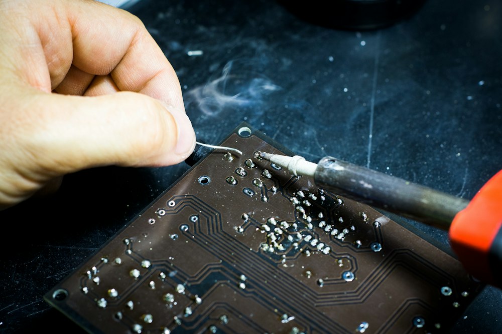 Soldadura de precisión sobre una placa electrónica